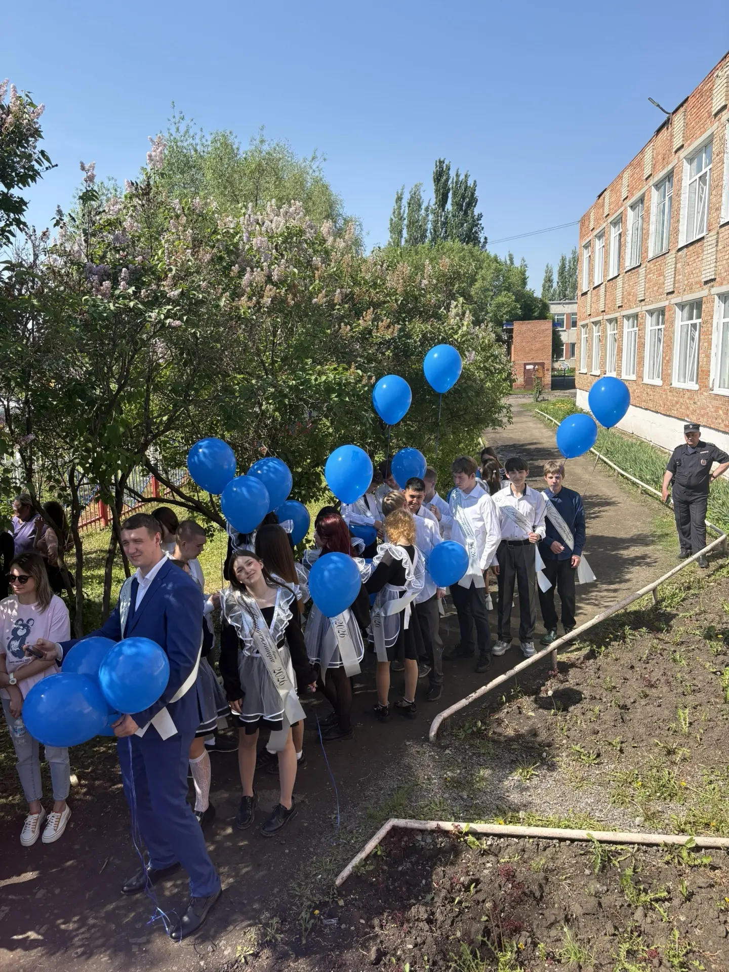 В нашей школе состоялась торжественная линейка, посвящённая последнему звонку.