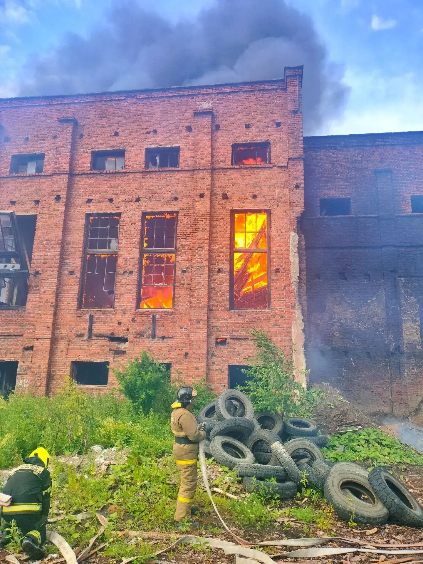 🔥 Крупный пожар в заброшенном здании в Коряжме: пламя тушили 4 часа