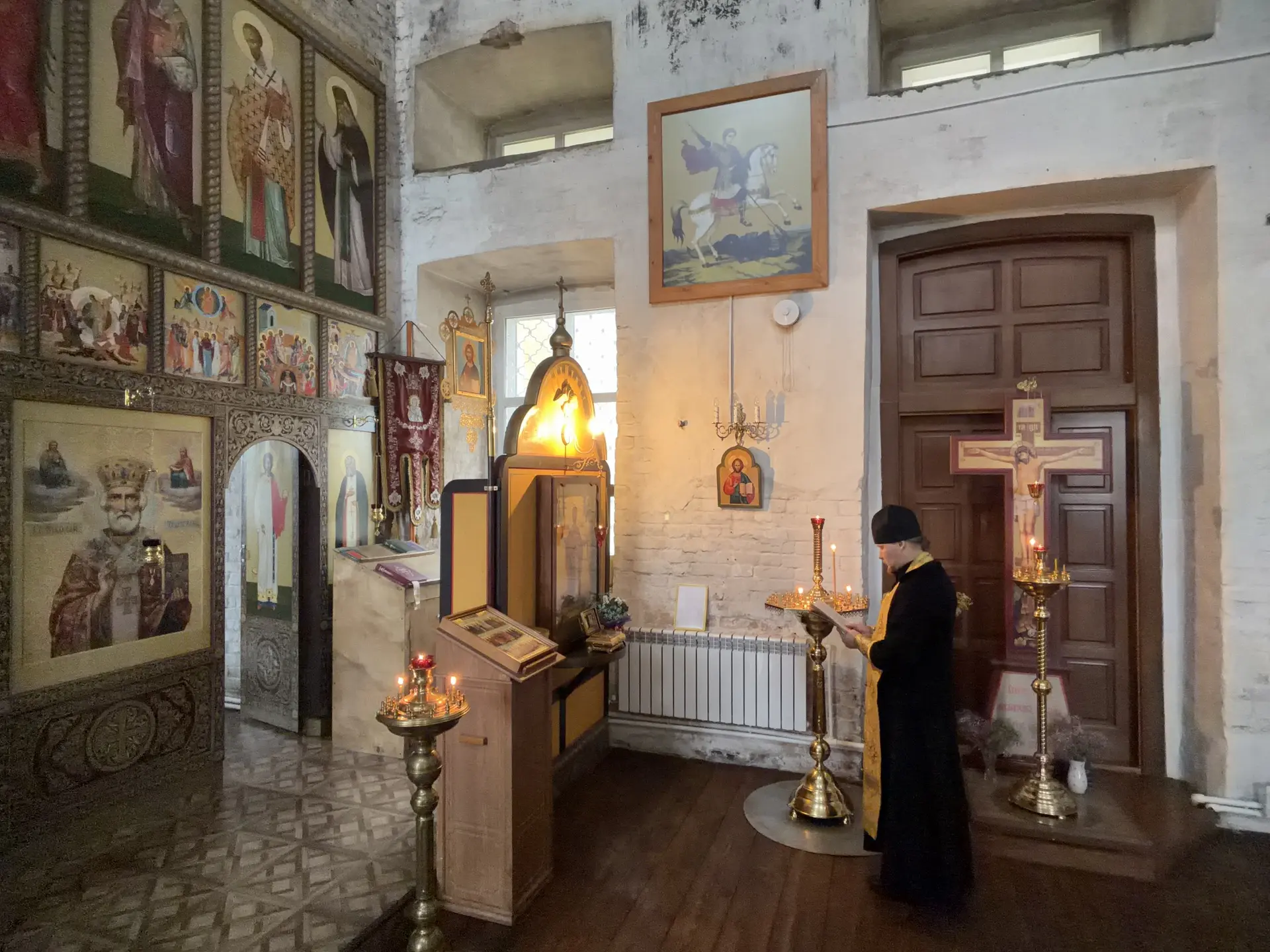 Отслужили молебен у ковчега с частицею мощей Святителю Николаю Чудотворцу. 
О всех помолился, братья