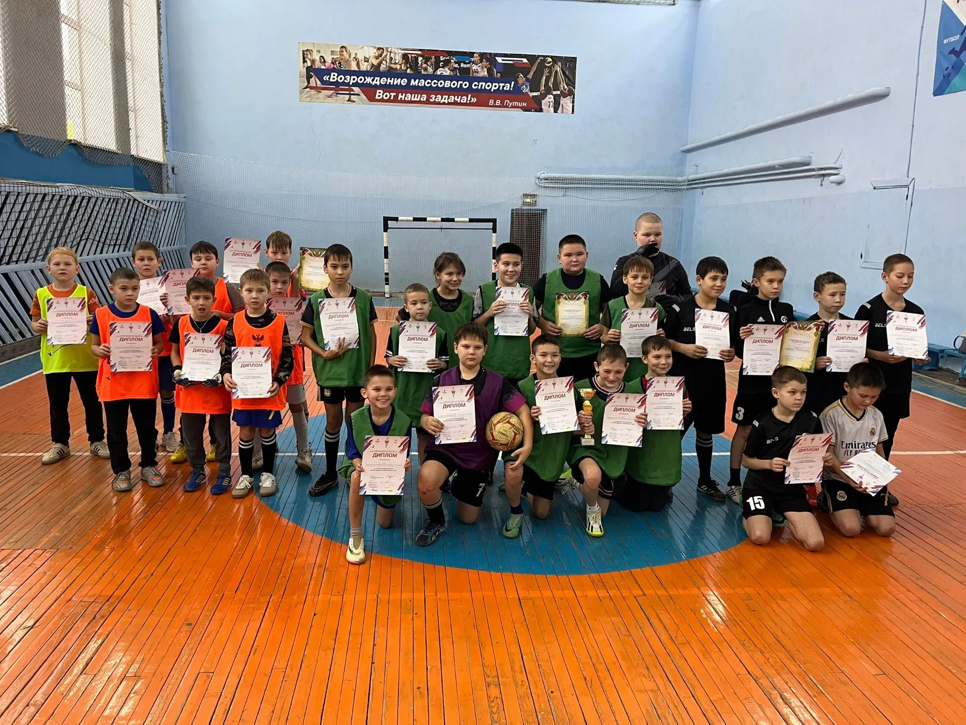 В спортзале Горномарийского ЦРФКС состоялся муниципальный этап соревнований: мини футбо...
