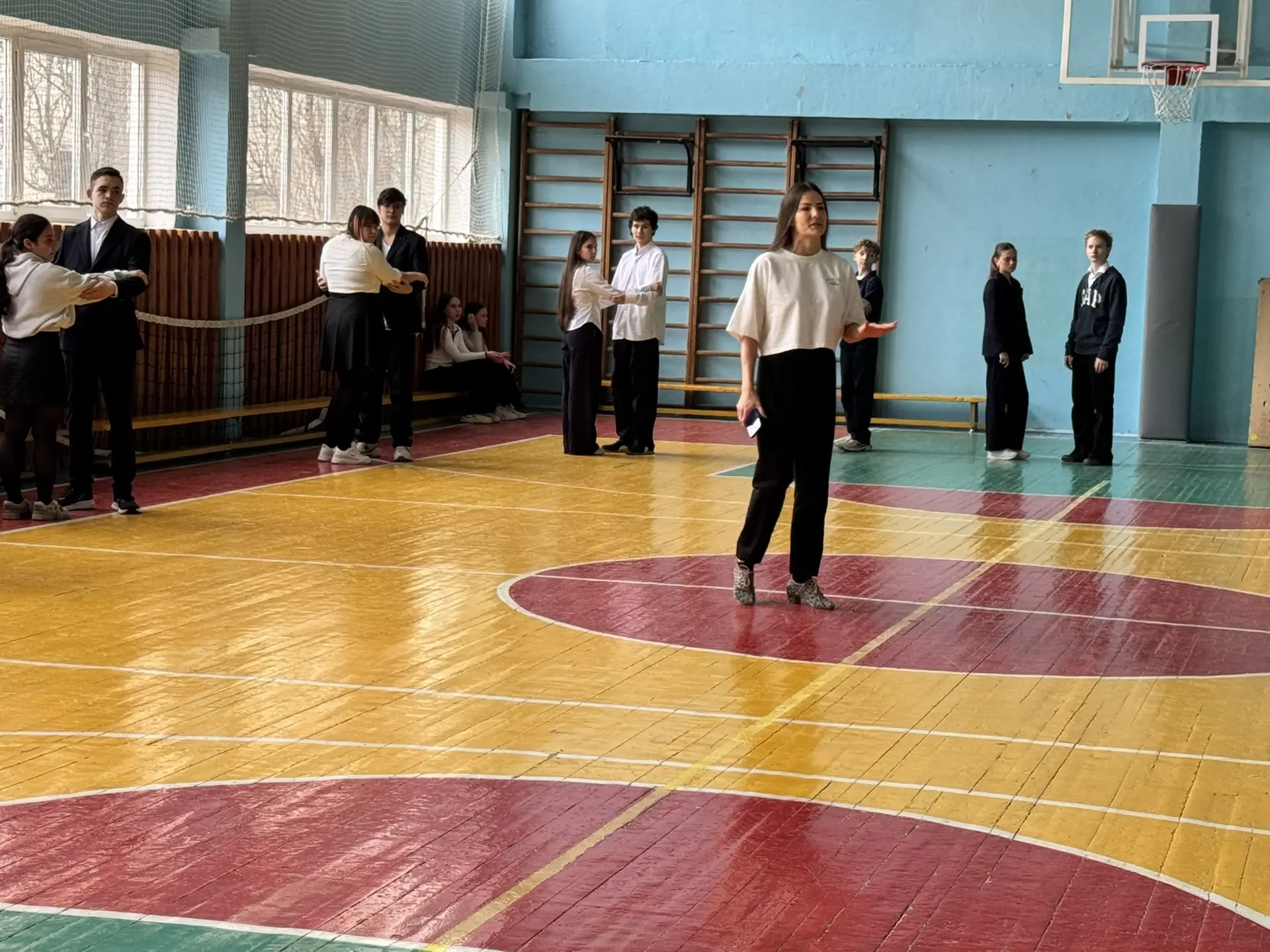 💃 Репетиции вальса продолжаются!  Девятиклассники с каждым разом всё увереннее кружатся в танце — по