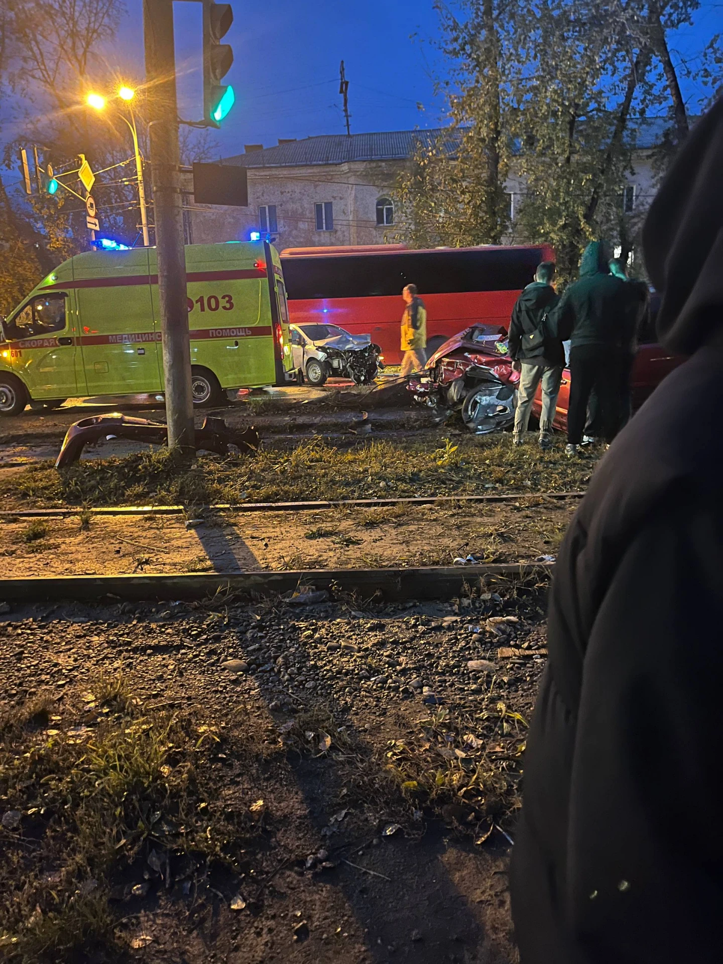 Авто отбросило к рельсам