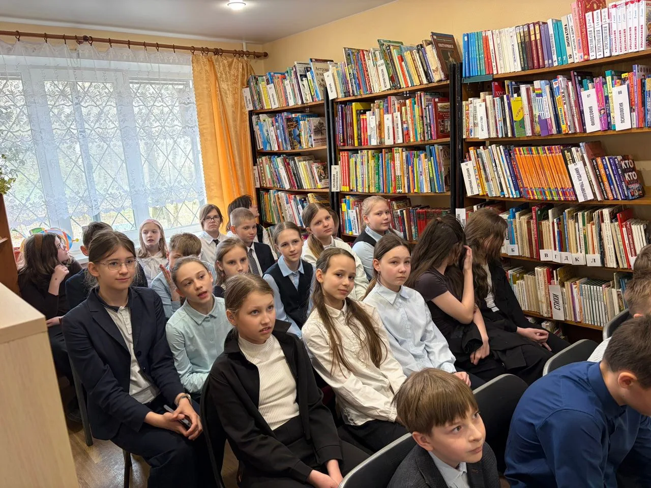 📚 Учащиеся 5В класса посетили библиотеку  Ребята из 5В класса побывали на увлекательной экскурсии в 