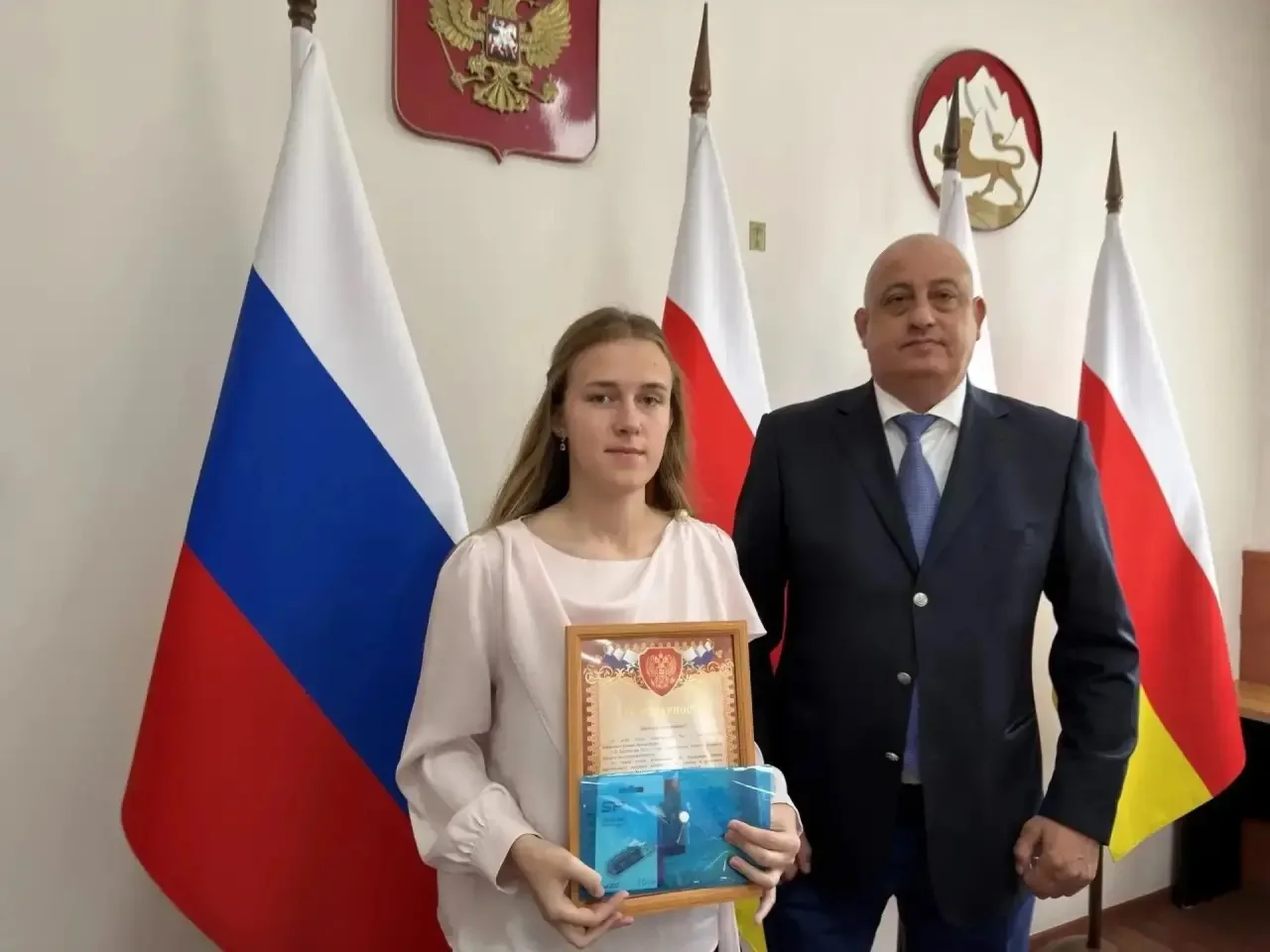 Чествование выпускников, набравших 💯баллов ЕГЭ в 2026 году!
        
  📌️Сегодня на заседании Собр