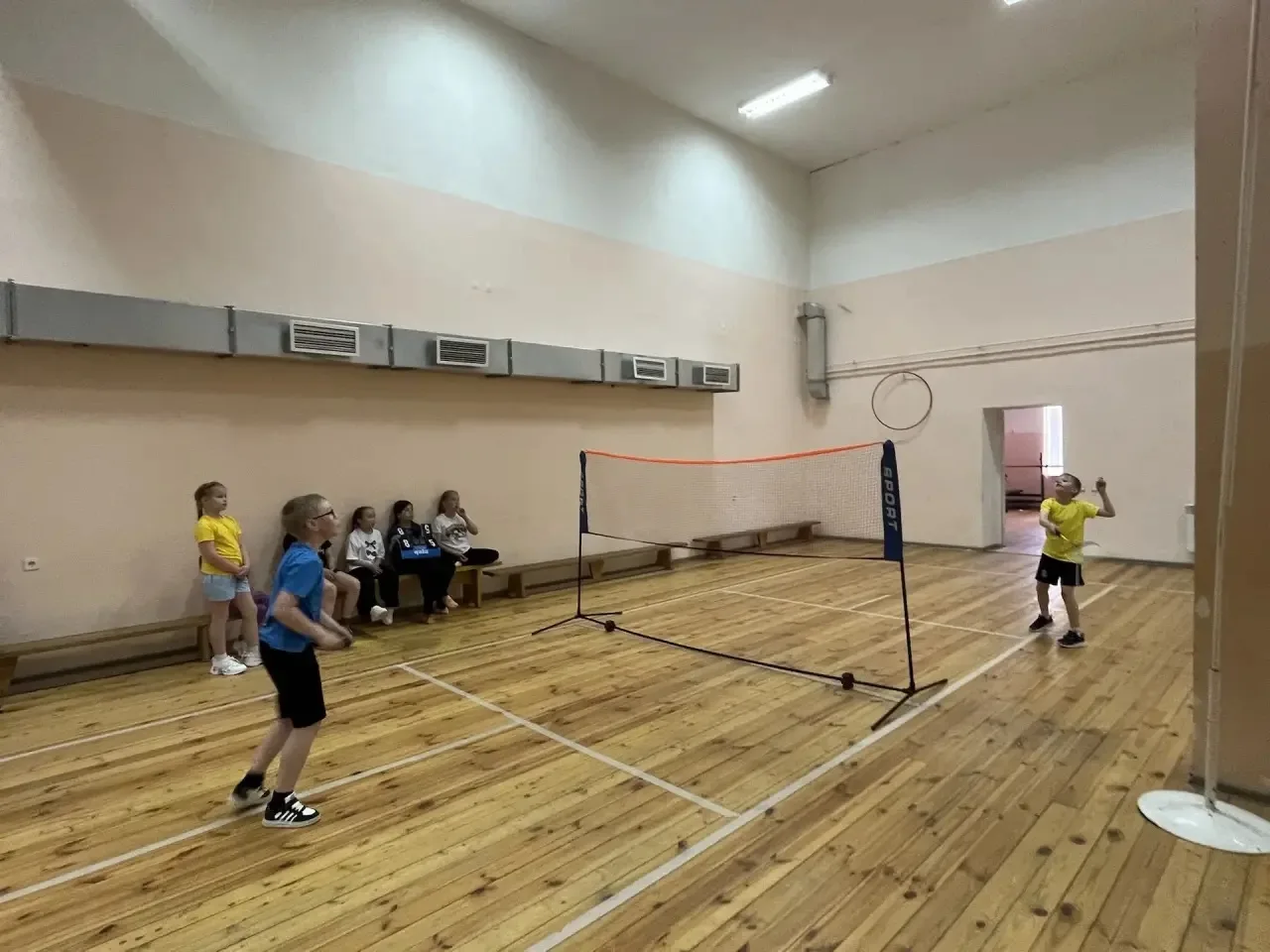 🏸 В нашей школе прошли соревнования по бадминтону среди учеников начальной школы!

Наши юные ракетк