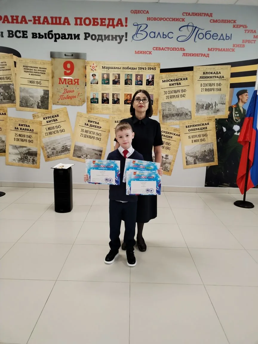Традиционная торжественная линейка по понедельникам поднятия флага !🇷🇺🇷🇺🇷🇺 НАГРАЖДЕНИЕ ОБУЧАЮЩИХСЯ М
