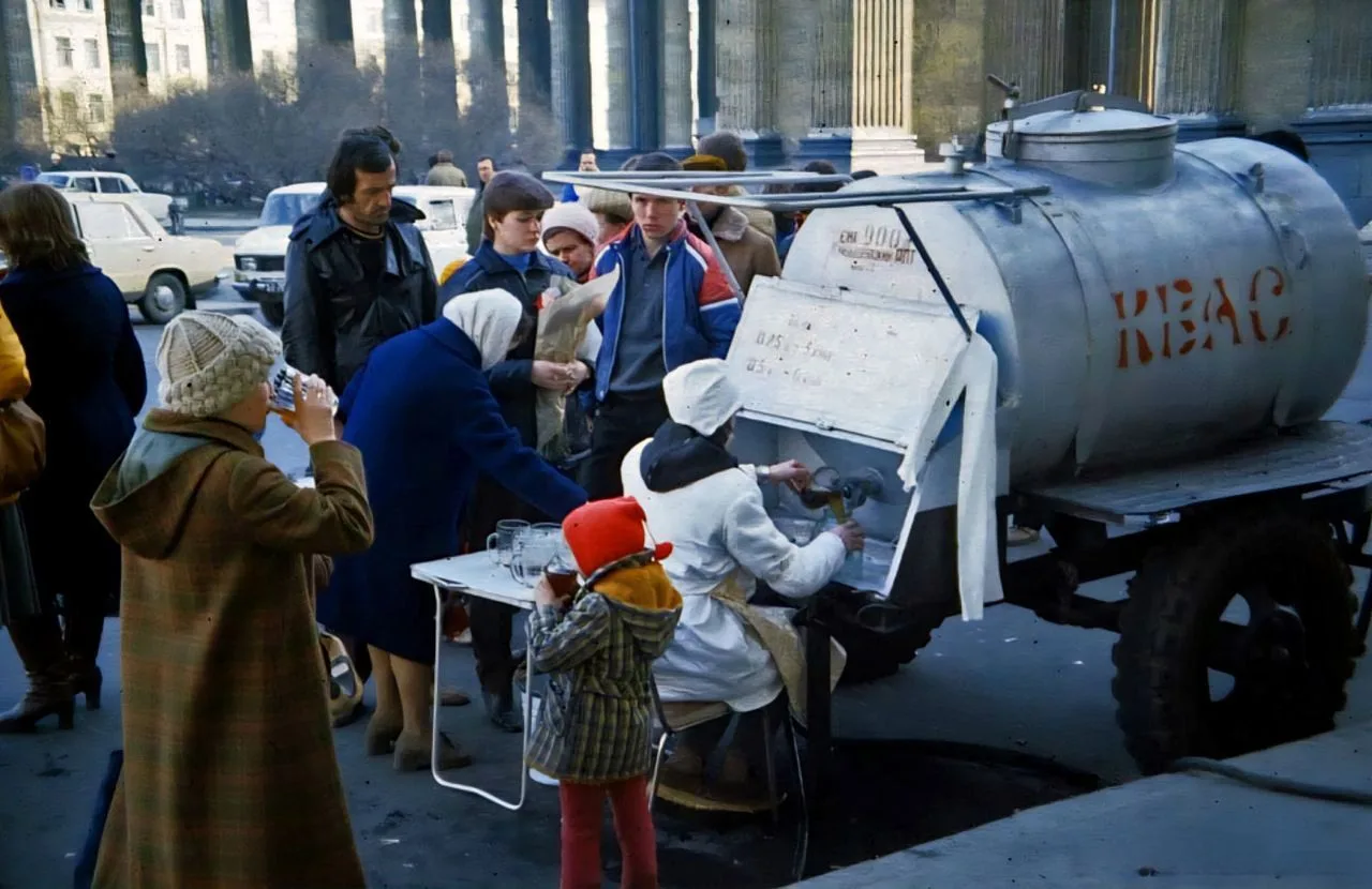 🥤 Квас из бочки на улице Плеханова, Ленинград, 1983 год.