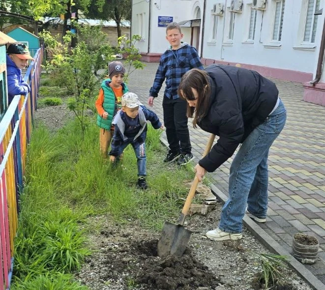 Наши маленькие садоводы и большие помощники!

Семья Багдасарян Давида принесла саженцы и устроила дл