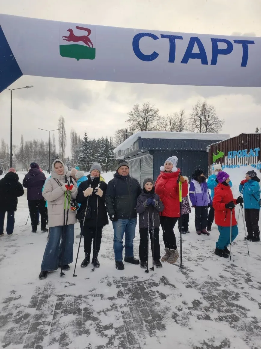 Добрая зимняя традиция - шагать, постукивая палочками в башкирской ходьбе в кругу актив...