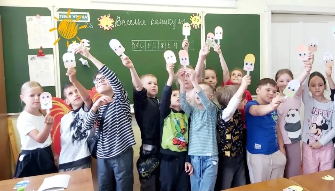🌸 Веселье и творчество в пришкольном лагере: мастер-классы "Мороженое" и "Веселый птенец"!

Под рук