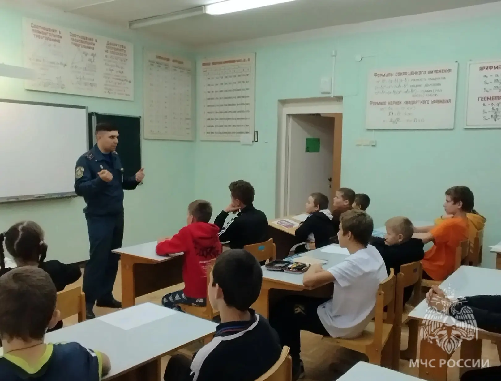 🔘Сотрудники МЧС России провели занятие по пожарной безопасности   В преддверии школьных каникул сотр
