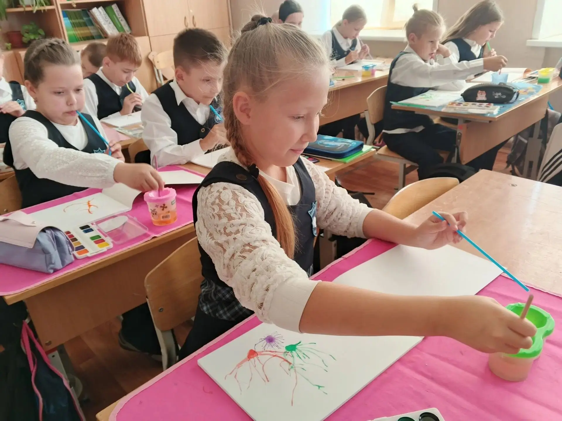 В Международный день чистого воздуха для голубого неба учитель ИЗО Светлана Владимировн...