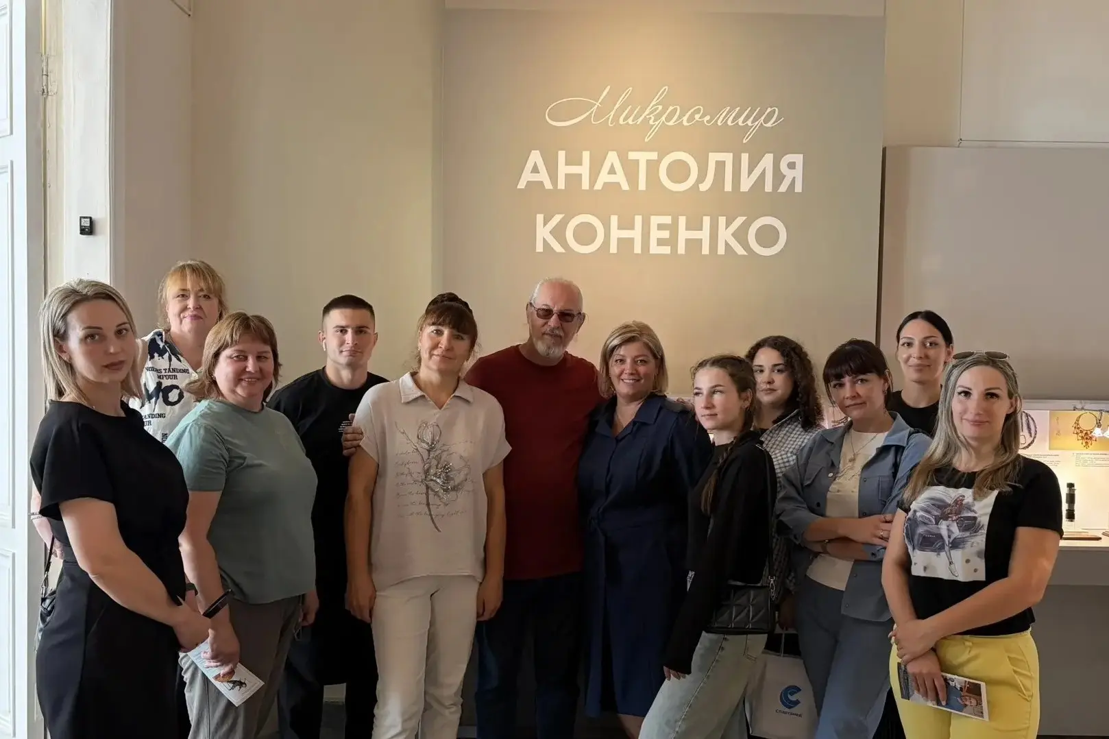 Сотрудники и ветераны исправительной колонии № 3 посетили выставку омского мастера микр...