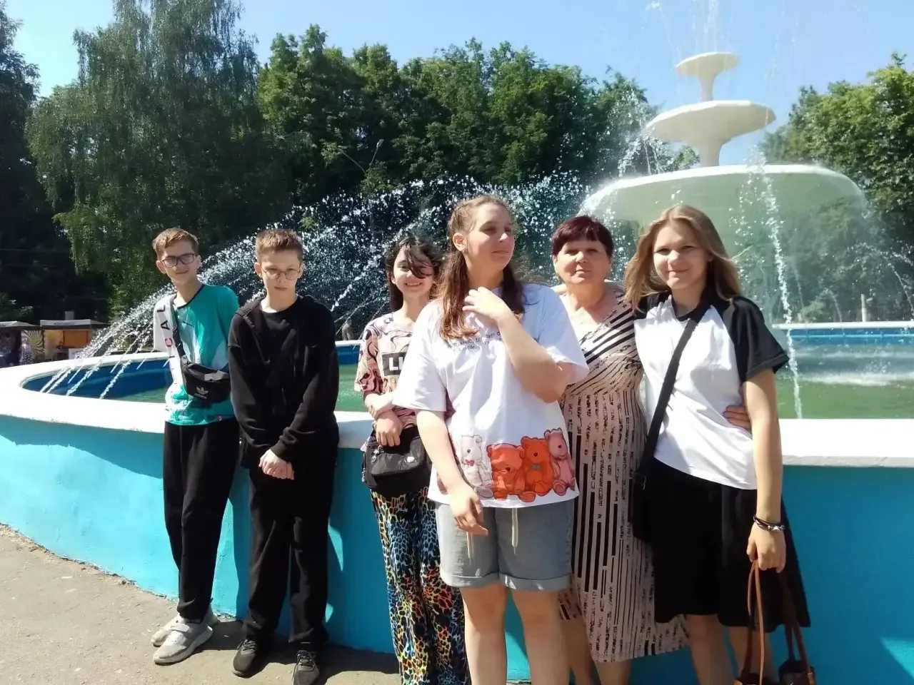 Ура! Каникулы! 

Сегодня наши шестиклассники 6а и 6б устроили настоящий праздник эмоций в Автозаводс