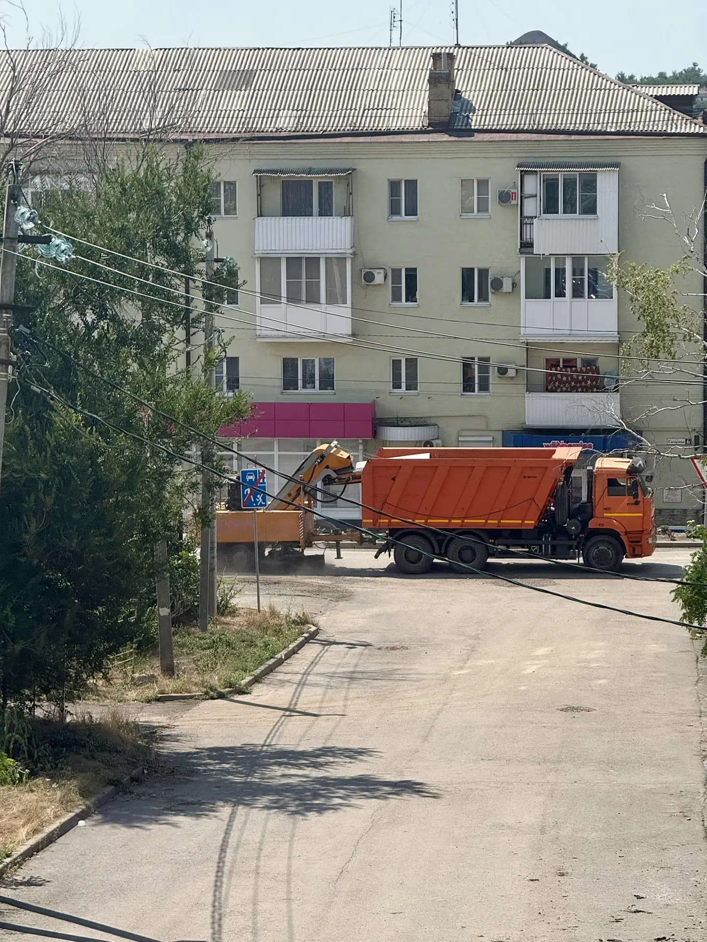 После сильного дождя решили почистить дороги. 
Грязи действительно много нанесло.