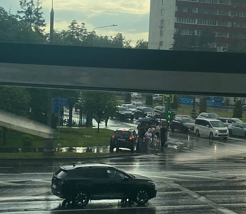 🔻Опять ДТП произошло сегодня у ТЦ «Столица»! В этот раз авария случилась на перекрёстке улиц Атласо