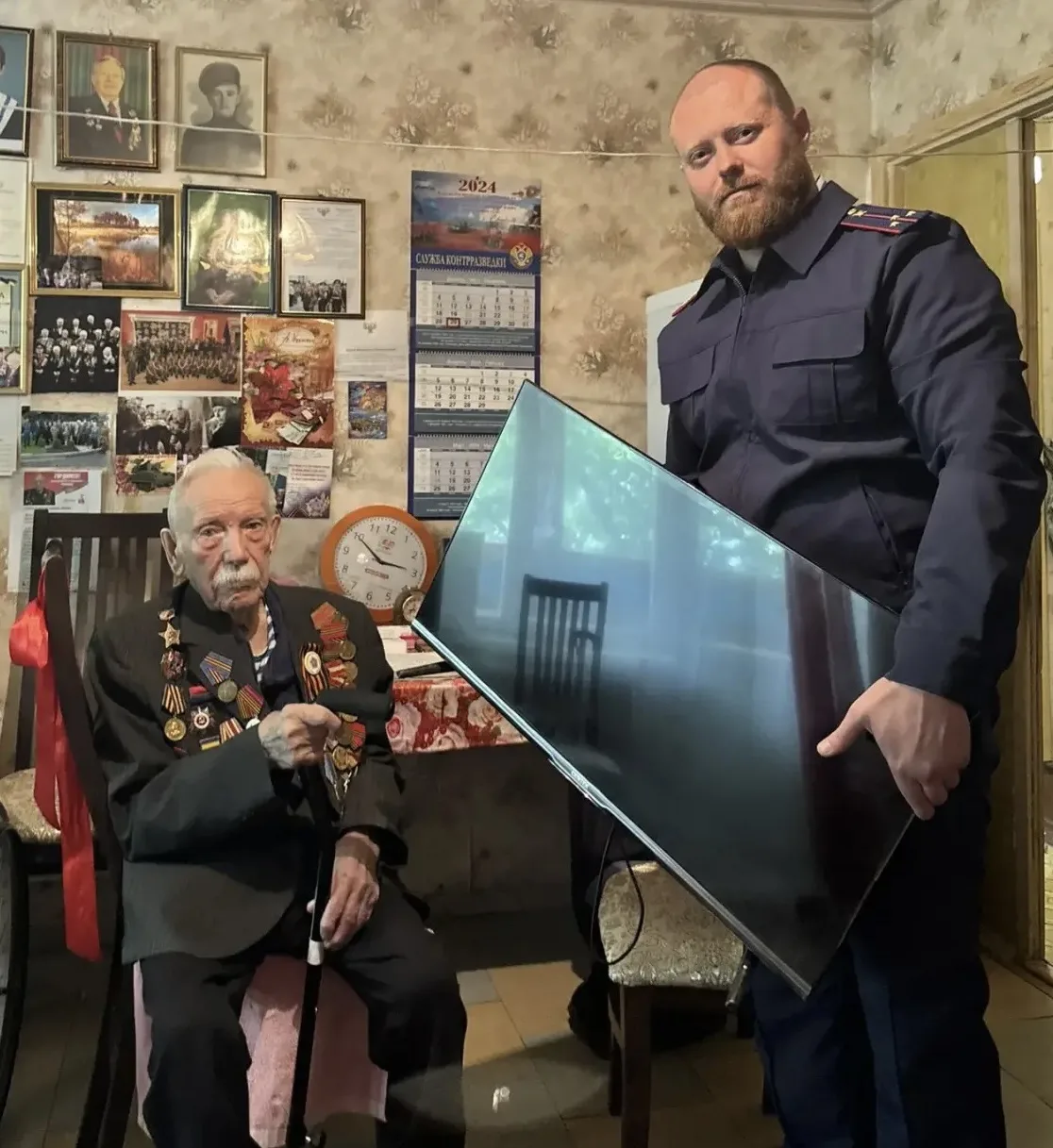Связь поколений: Следственный комитет передал подарок ветерану Великой Отечественной войны
 
В рамка