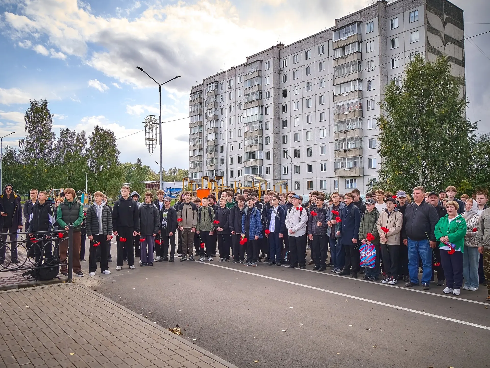 В преддверии Дня солидарности в борьбе с терроризмом у памятника «Воинам-лесосибирцам, ...