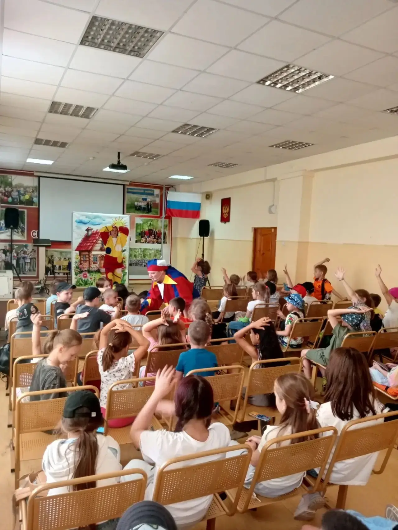 Незабываемые дни проходят в нашем школьном лагере ☀️
Ребята посещают интересные места: выставки, спе
