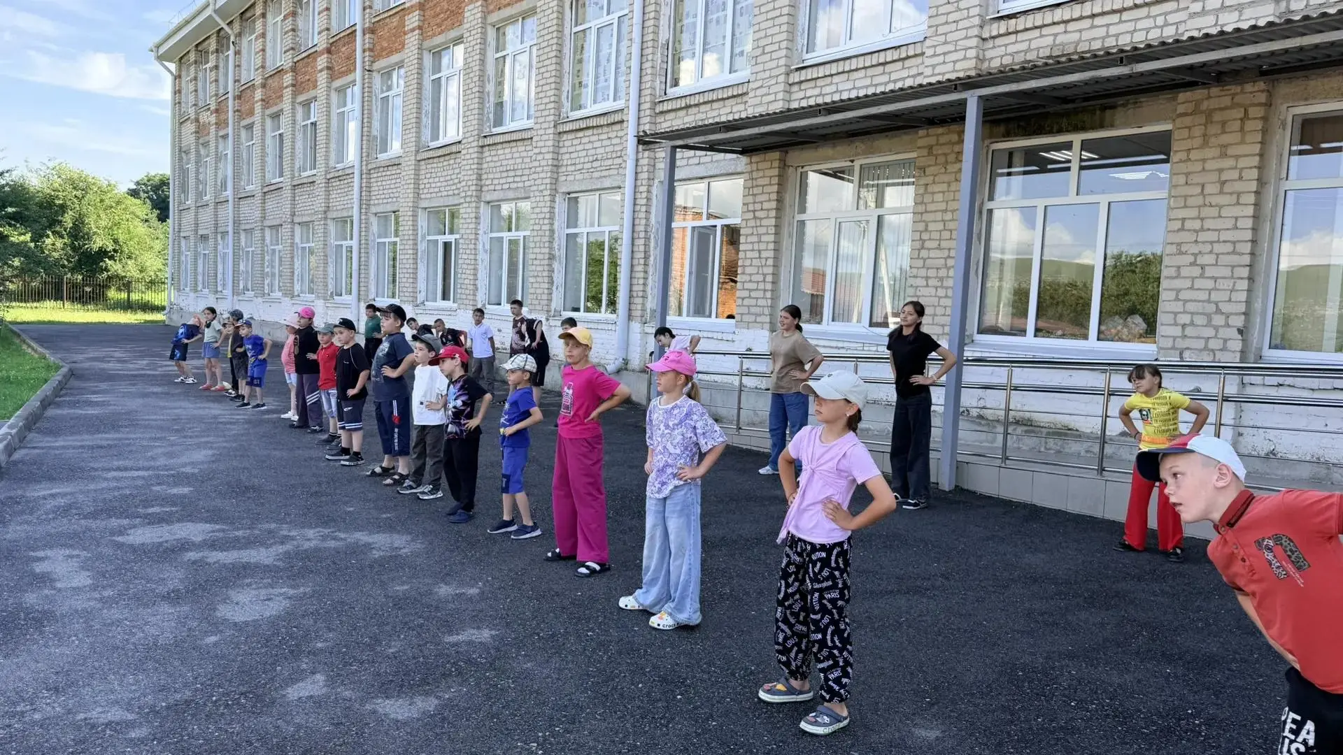 Без чего утро в лагере не бывает настоящим?
1️⃣ Без зарядки (заставляем тело просыпаться);
2️⃣ Без у