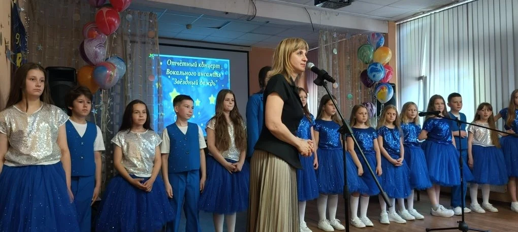 🎶 В нашей школе прошёл отчётный концерт вокального ансамбля «Звёздный дождь»! 🎤✨ Юные артисты подари