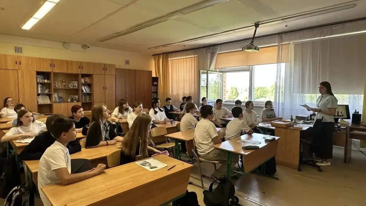 22 мая состоялся открытый урок по английскому языку у 6а класса.🇬🇧 Родители с ребятами погрузилась в