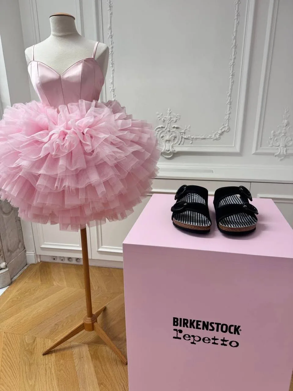 Помните, недавно обсуждали свадебную коллекцию Birkenstock? Бренд вошел во вкус и сделал коллабораци