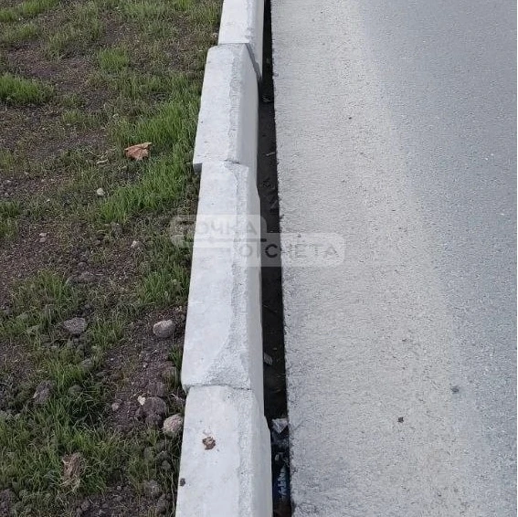"Асфальт просел, бордюры "пьяные": тротуары на пр. Мира спустя год после ремонта южносахалинцев не р