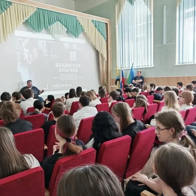 1️⃣8️⃣ мая в школе №2 им.А.И.Исаевой состоялась встреча учеников 7-10 классов с Владиславом Сергееви