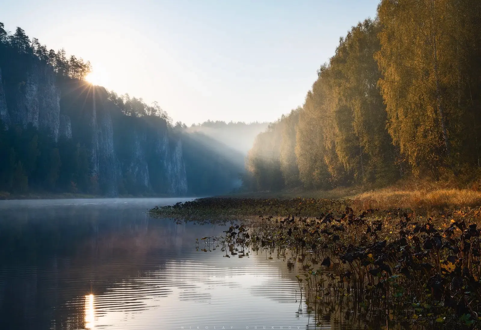 🍂 Осенняя пора на реке Чусовой и горе Белой в объективе Николая Обухова.