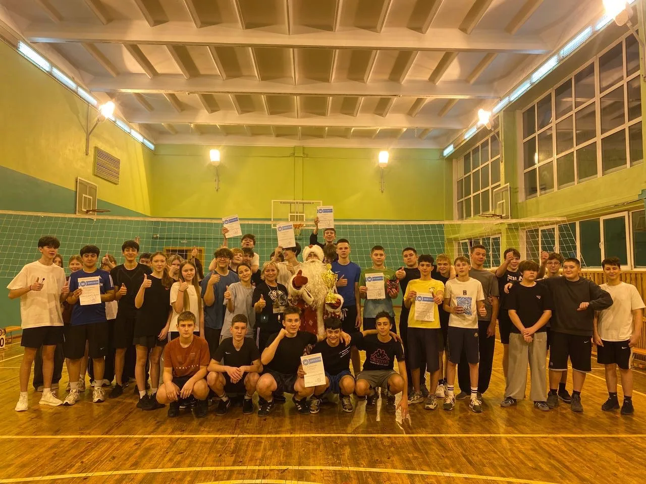 🎄🏐 Новогодний волейбольный переполох в школе! 🏐🎄  На этой неделе нашу школу охватил настоящий нового