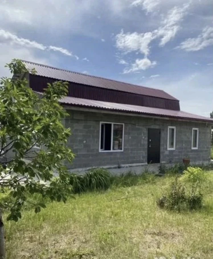 Продаю дачу 8 соток, приватизированную с двух этажным домом, своя скважина, один собственник, беседк