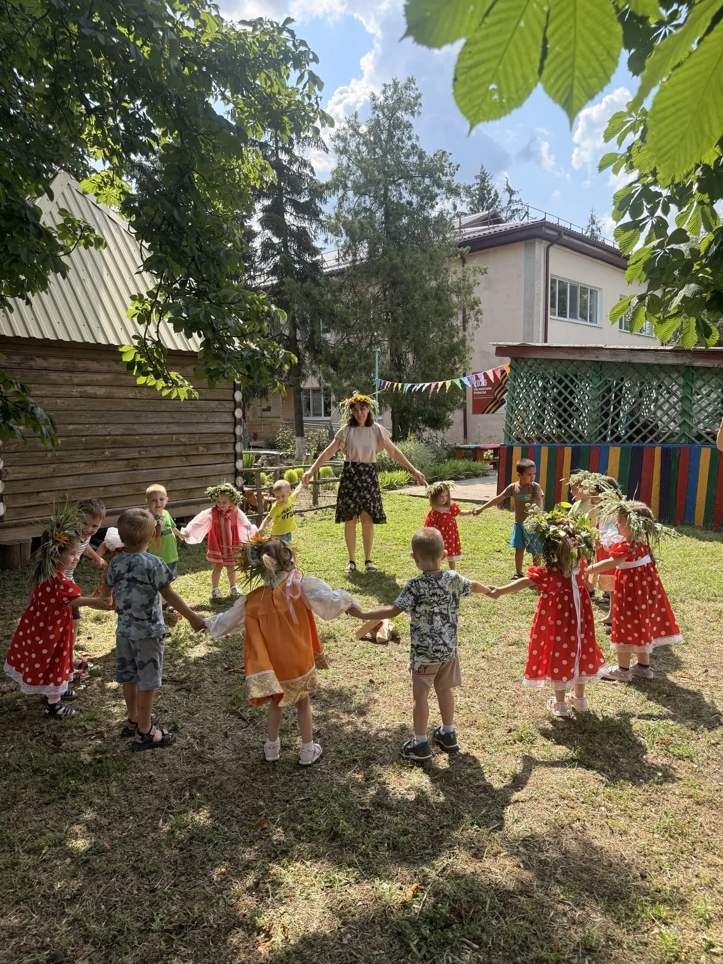 🎉 Праздник Ивана Купалы в младшей разновозрастной группе! 🎉

В нашем детском саду отметили Ивана К