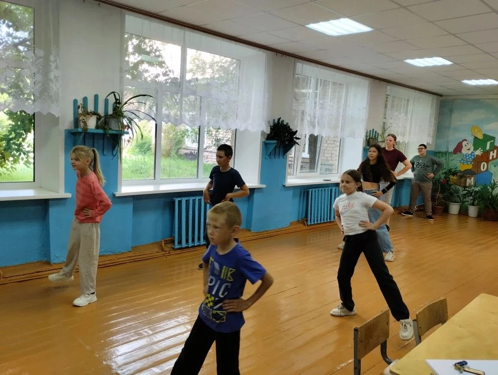 Сегодня в нашем лагере прошёл День профессий. После музыкальной зарядки - минутка здоровья «Первая п