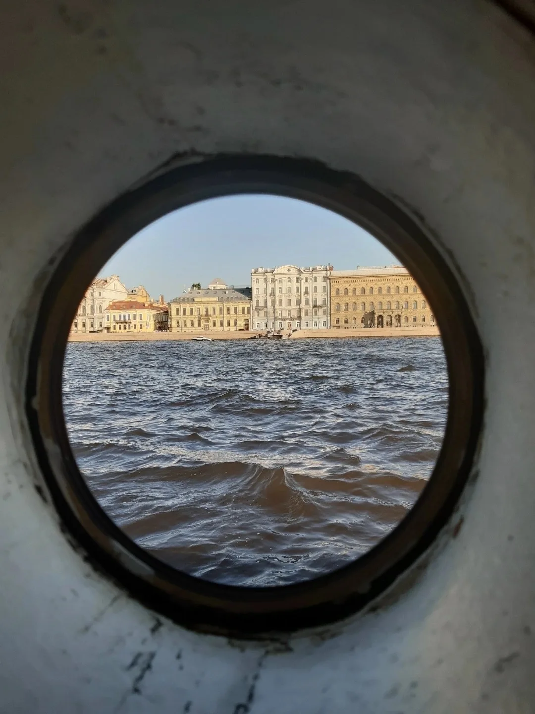 Невские воды неспокойны.