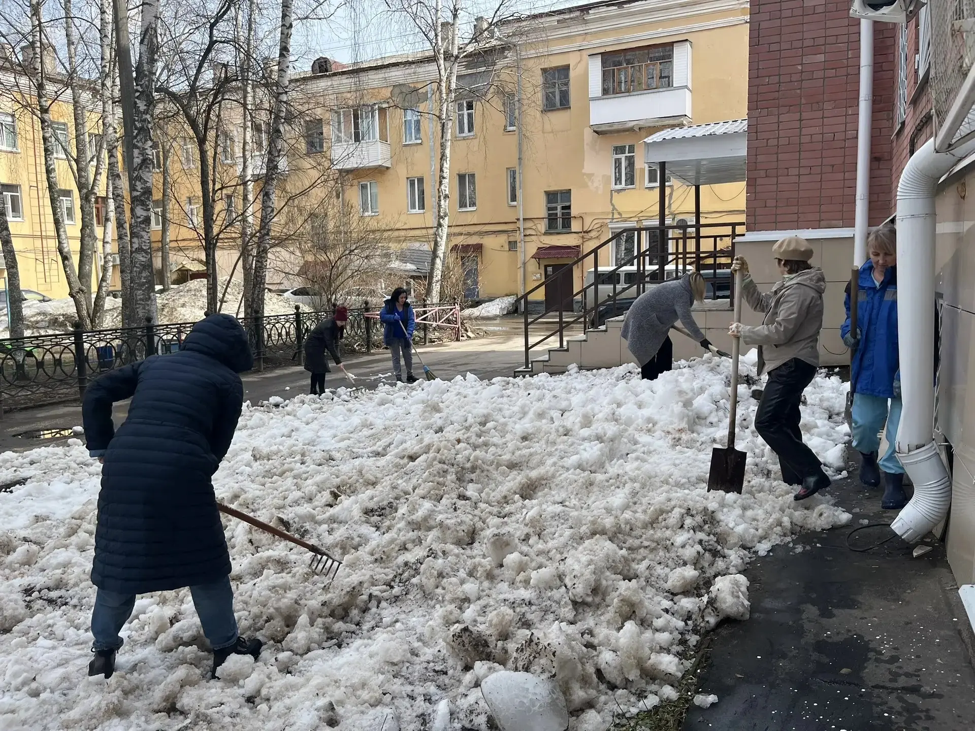 Дождливая погода - не преграда для добрых дел!❤🌧  Сегодня, 9 апреля, в Йошкар-Оле проходит общегород
