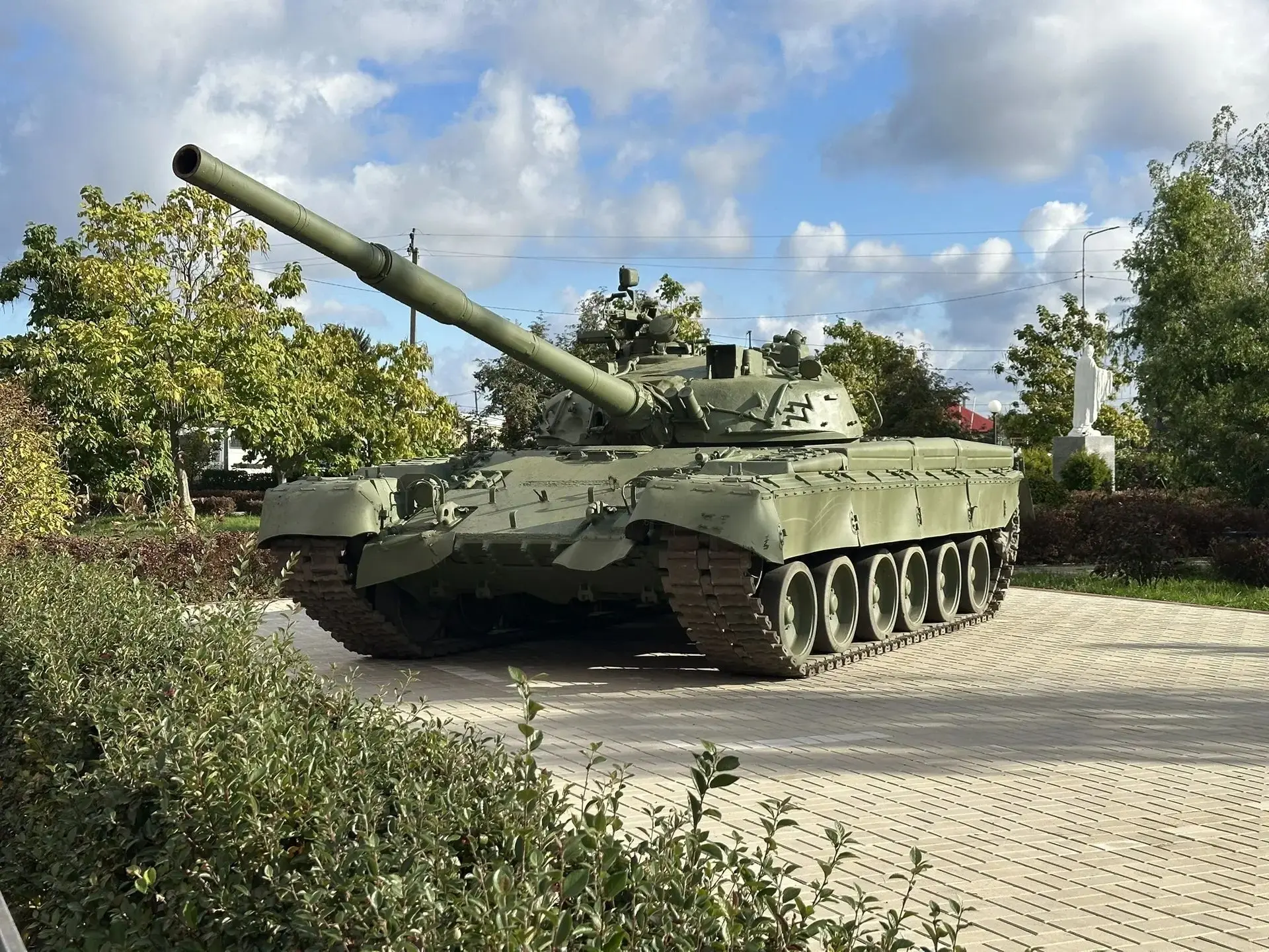 В нашем посёлке в сквере у мемориала "Стена Памяти", где расположена доска с портретом ...