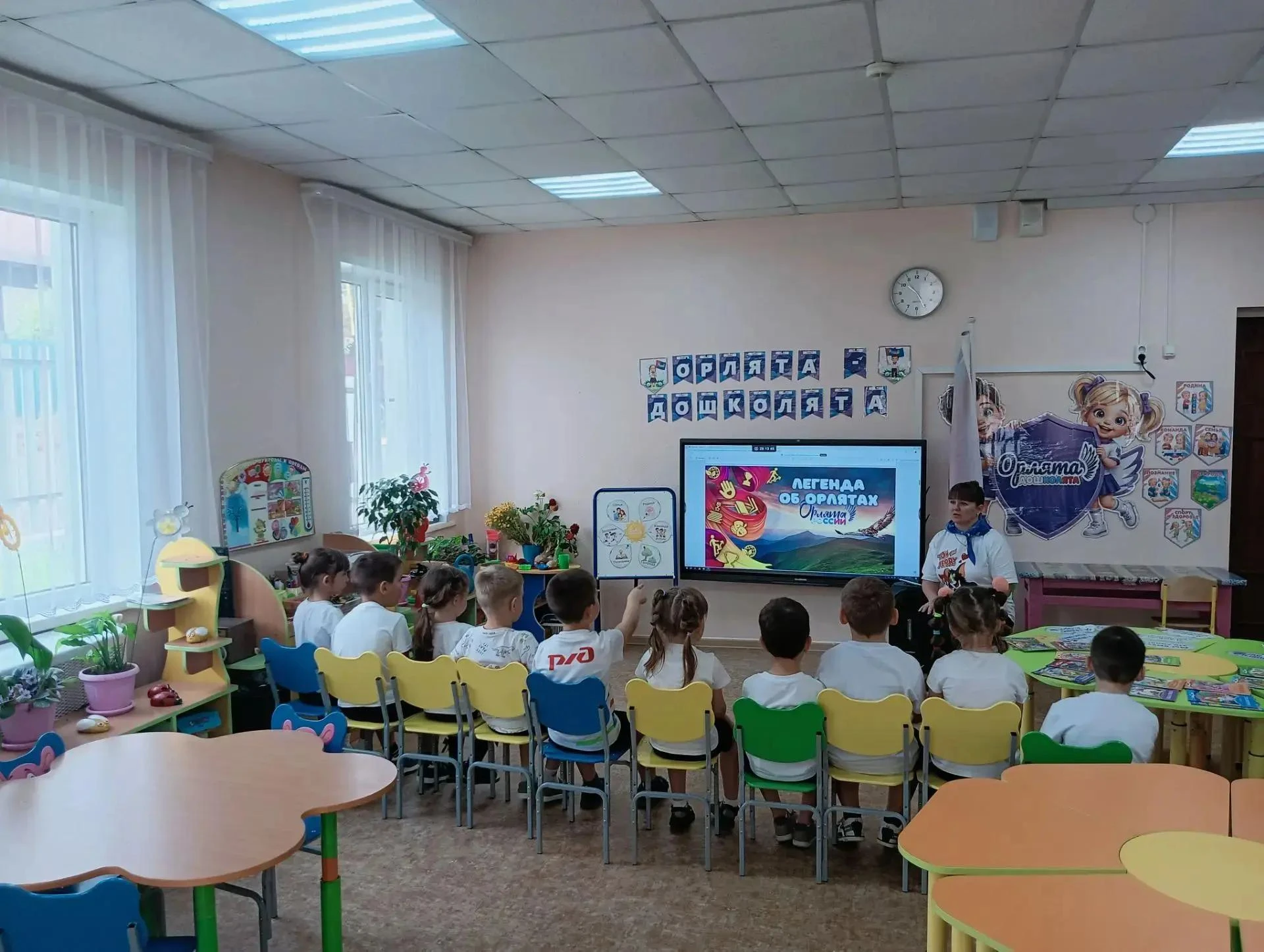Какой важный, какой взрослый, какой ответственный момент мы наблюдаем в жизни этих дошк...