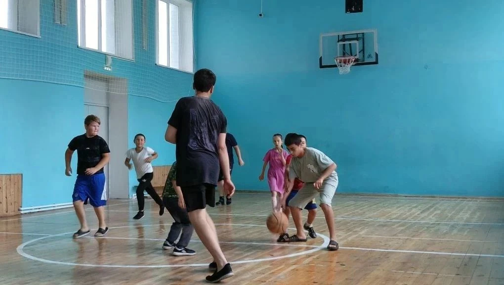 В школьном лагере «Радуга» прошли спортивные состязания. Программа началась с энергичных эстафет в р