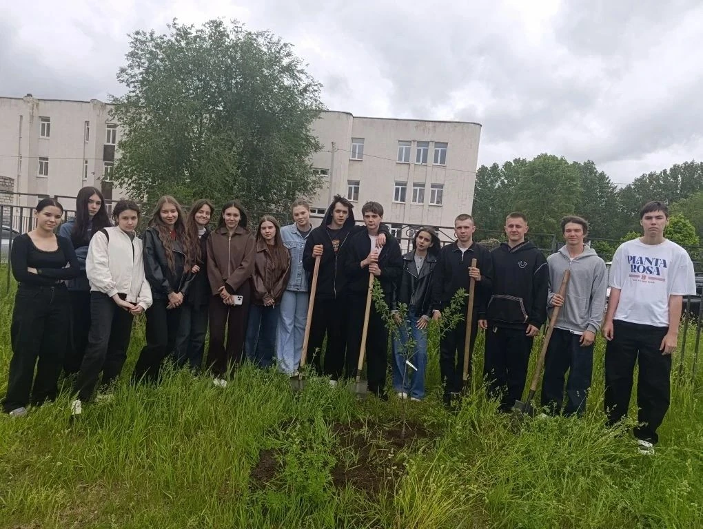 27 мая,  выпускники 11 "А" класса в честь окончания школы посадили вишнёвое дерево. Воз...