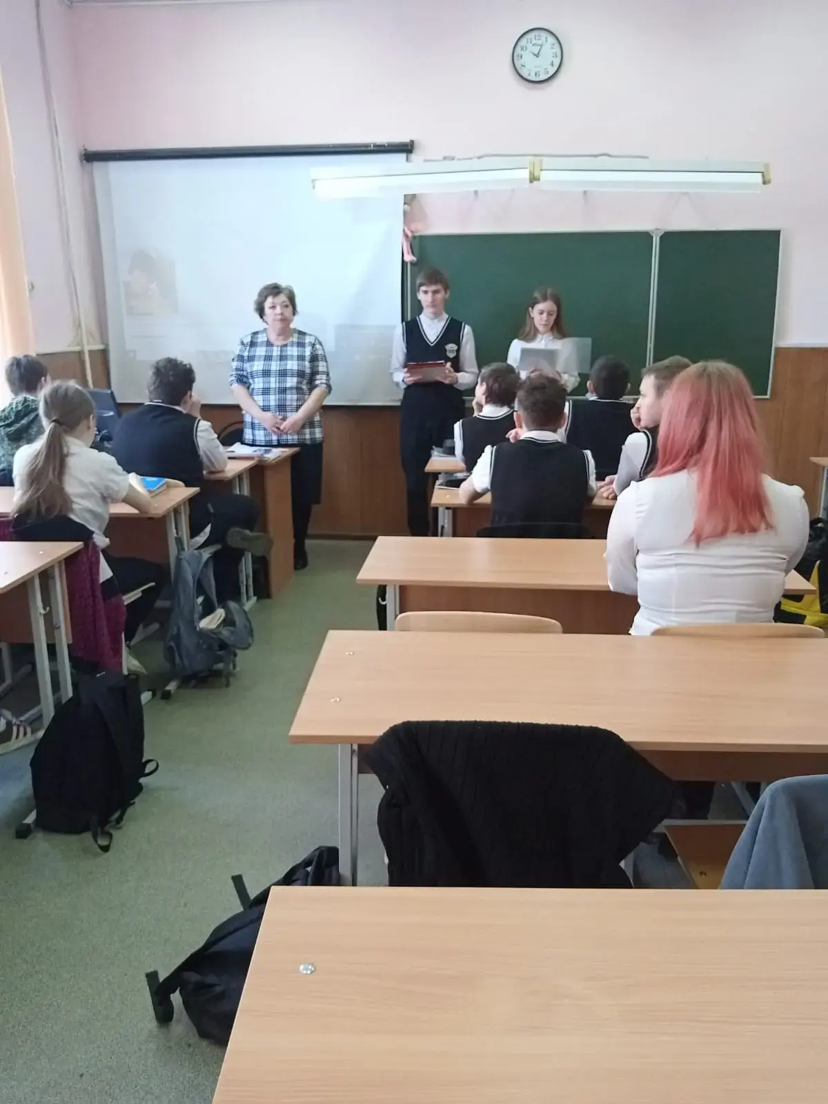 20 февраля в 8б прошел классный час "Есть такая профессия - Родину защищать",. в ходе которого ребят