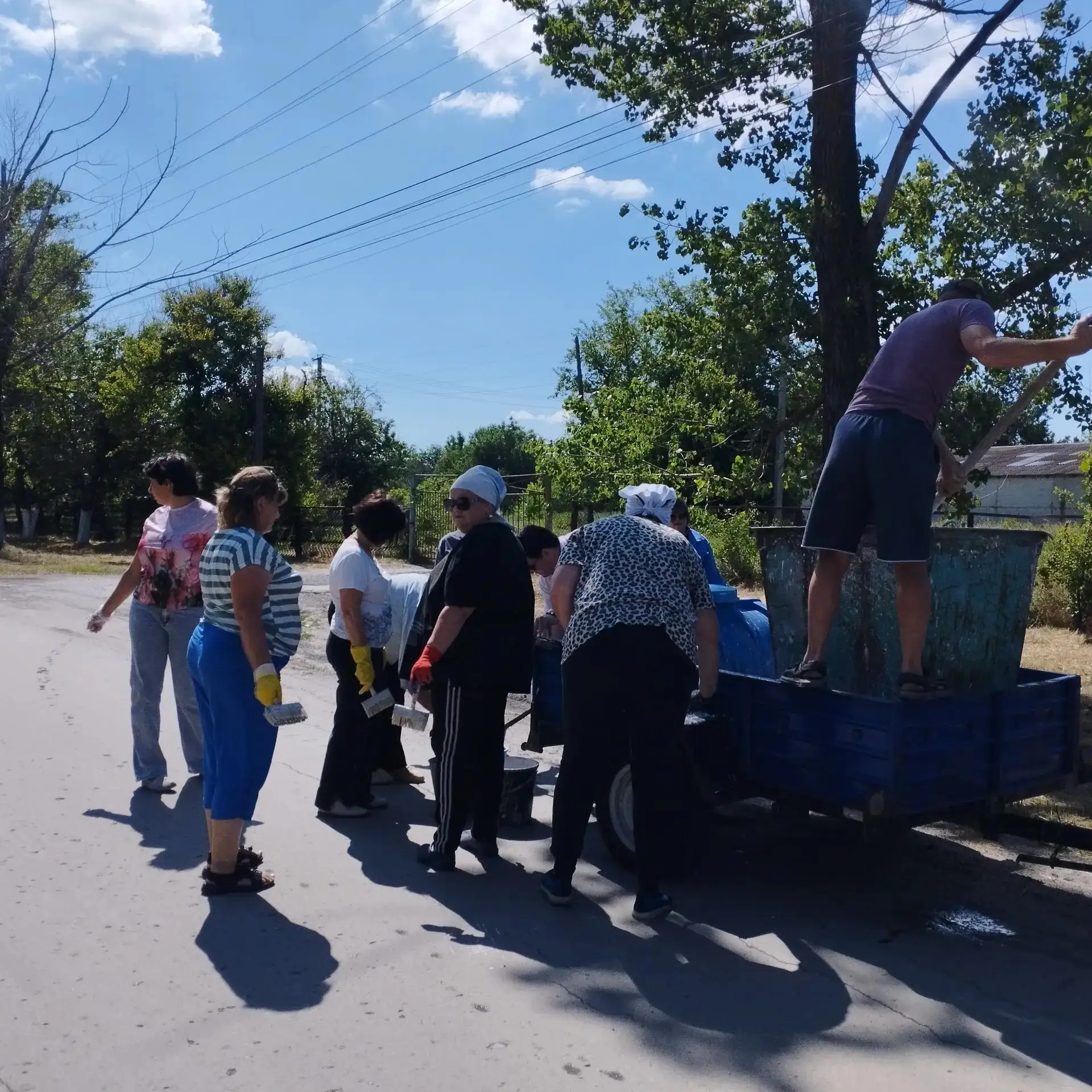 22 июня 2026 года в станице Тацинской состоялся субботник по побелке деревьев, организованный на ули