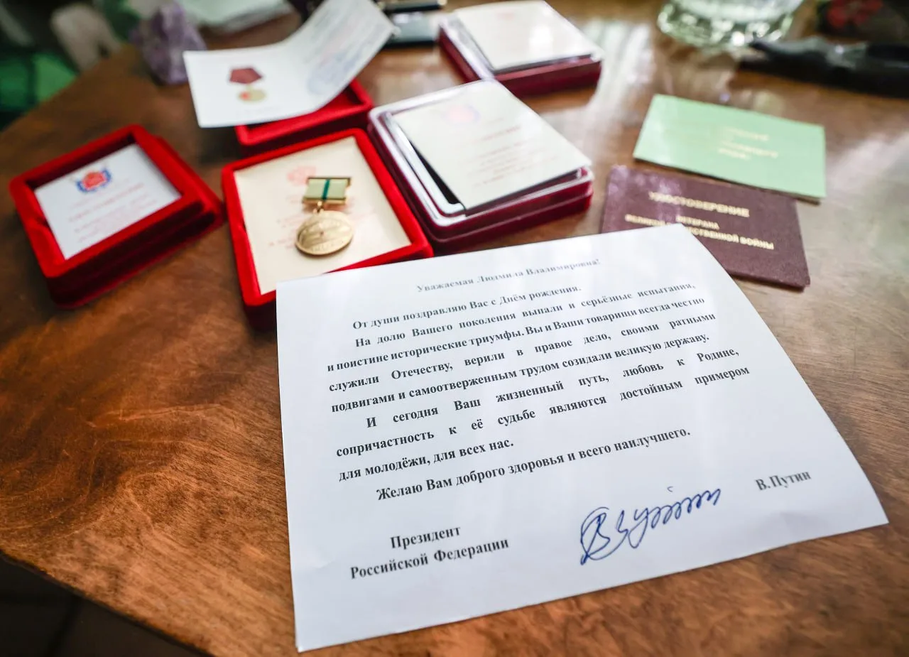 Поздравил с 93-летием многоуважаемую Людмилу Владимировну Ганзееву, вручив Поздравительный адрес Пре