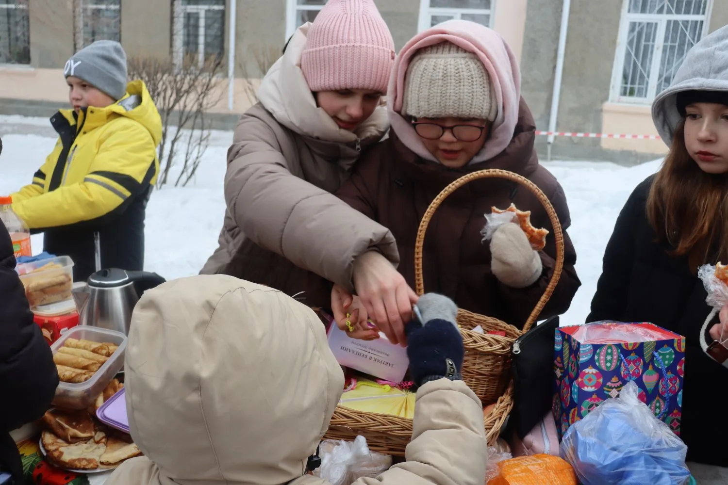 Уважаемые родители, ученики и друзья школы №131!  В этот праздничный день Масленицы с удовольствием 