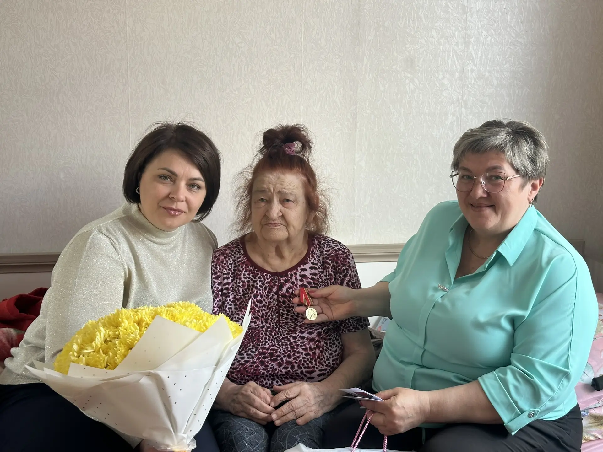 💐 Поздравили с юбилеем !  В преддверии 9 Мая, в рамках чествования людей, чьё детство пришлось на тя