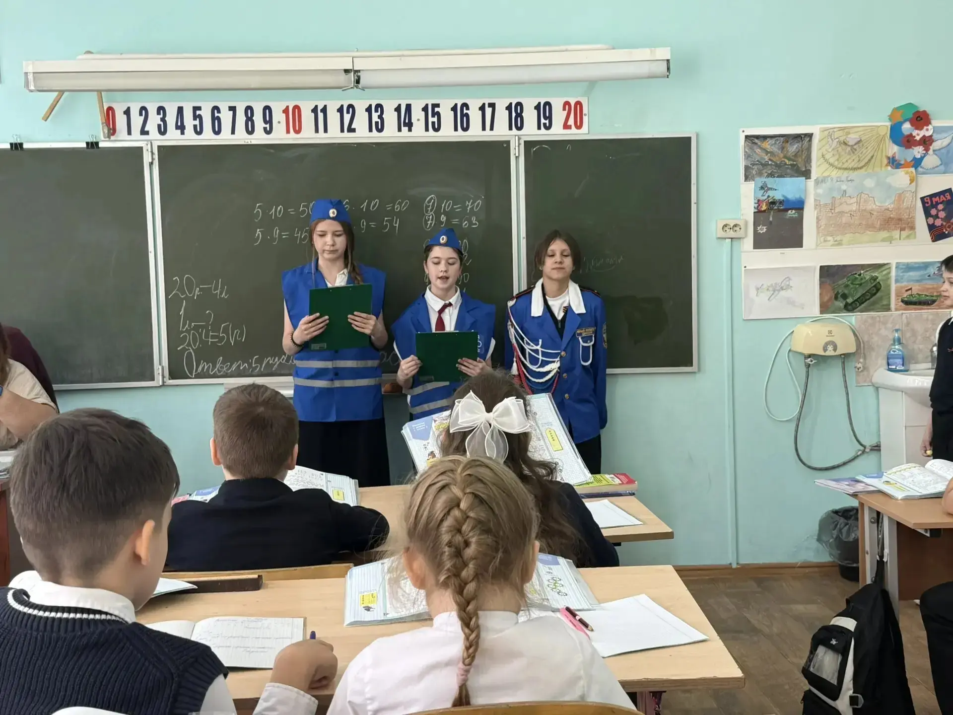 ✨В рамках Декады дорожной безопасности в нашей школе прошли «минутки безопасности».  Активисты отряд