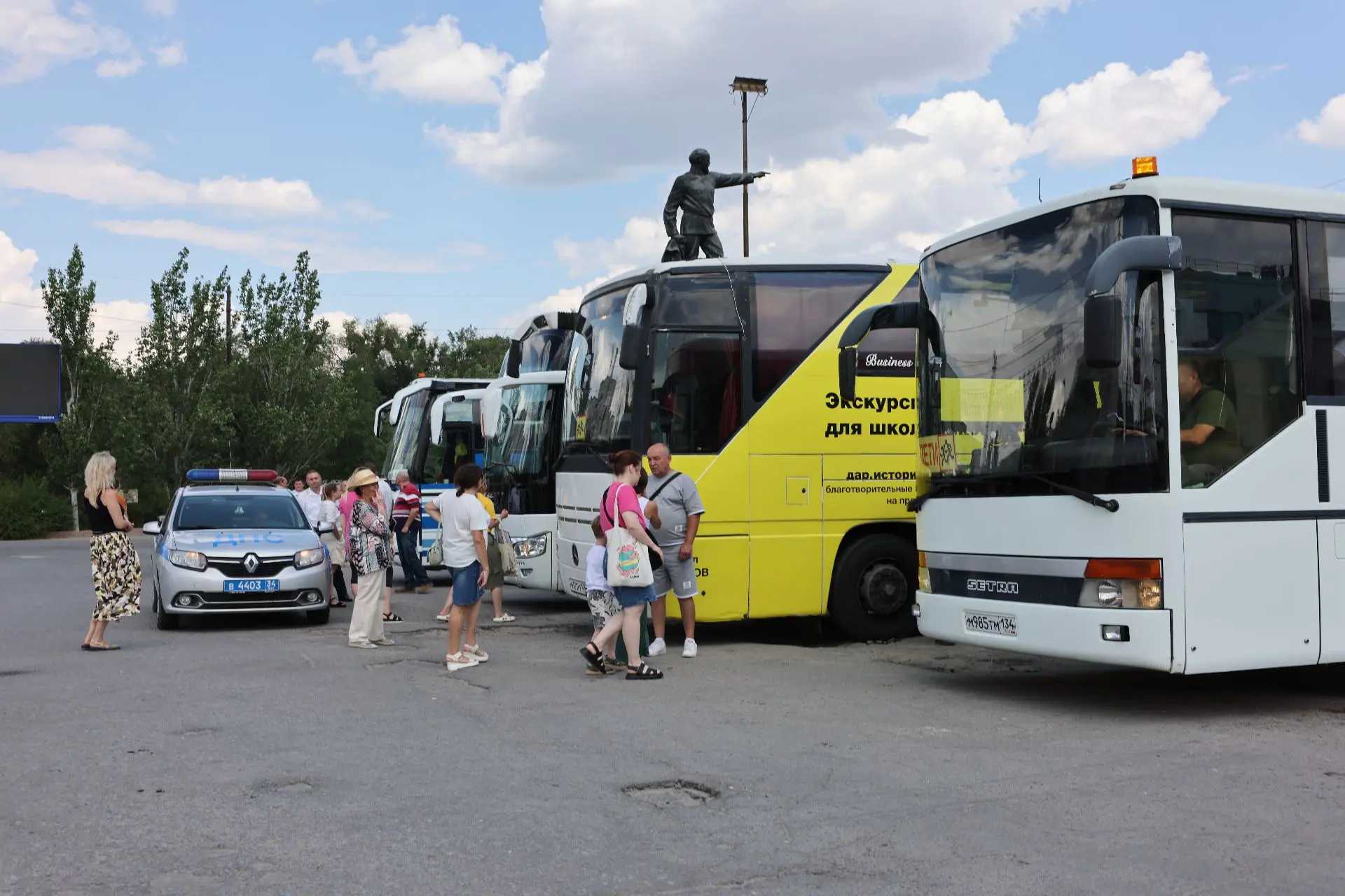В Тракторозаводском районе с площади Дзержинского не могут увезти детей в лагерь «Зелен...
