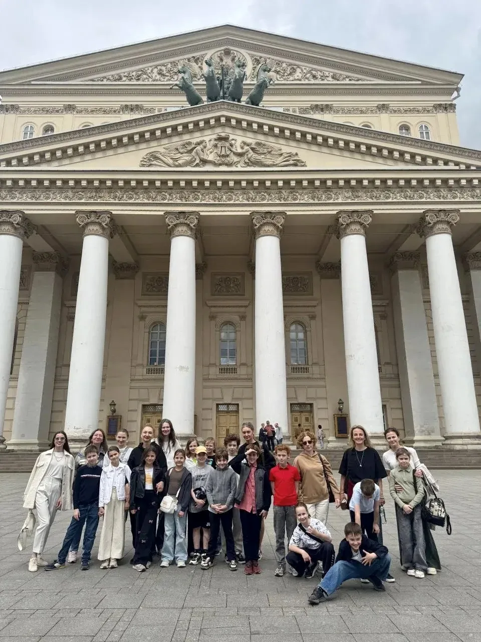 Закулисье Большого театра 🏛️  👣 Вчера ученики 3 класса «В» вместе с классным руководителем Юлией Ник