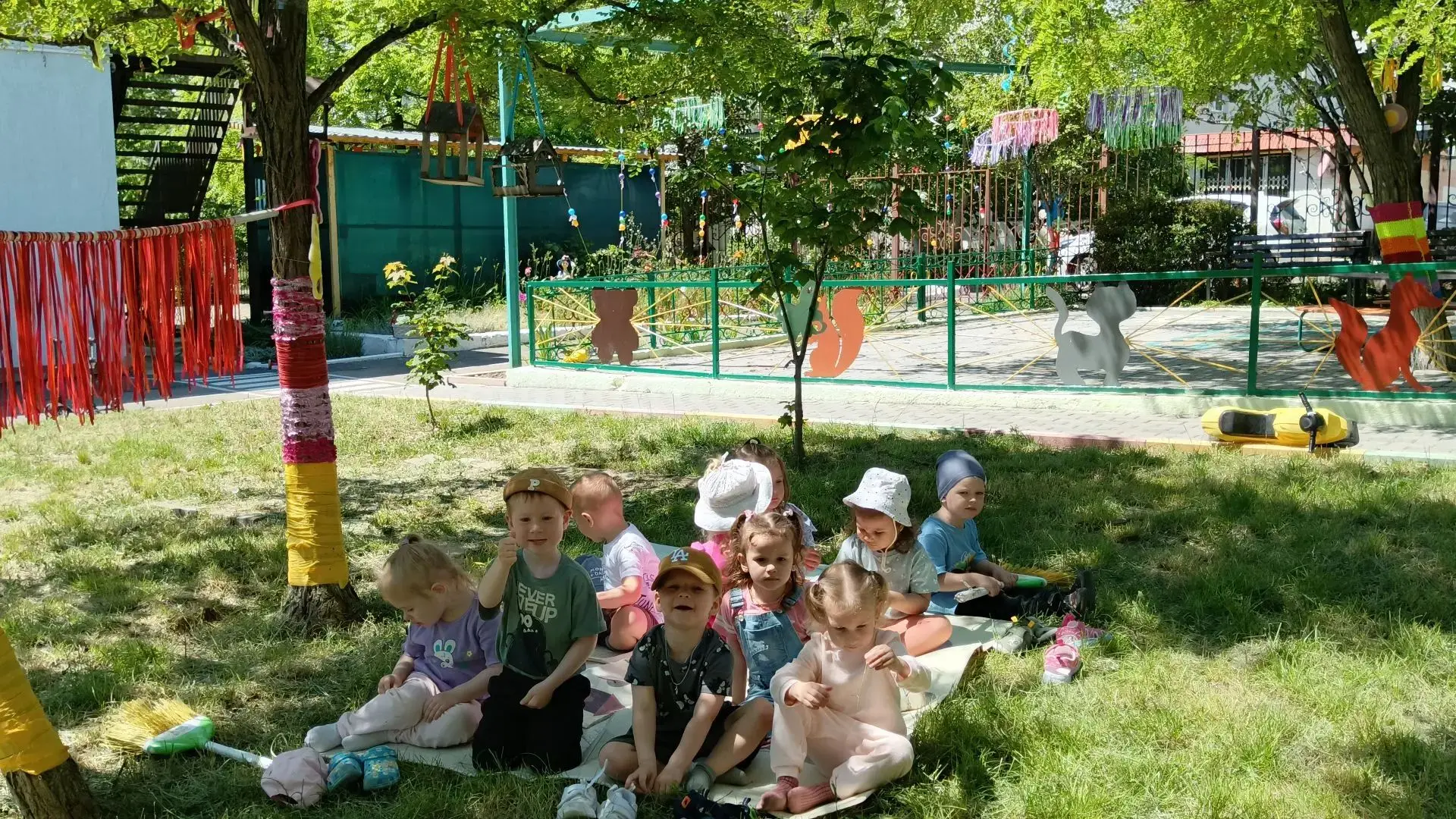 🏜️Лето — время здоровья и радости! 
☀️ Наши ребята проводят дни на свежем воздухе: играют в подвижн