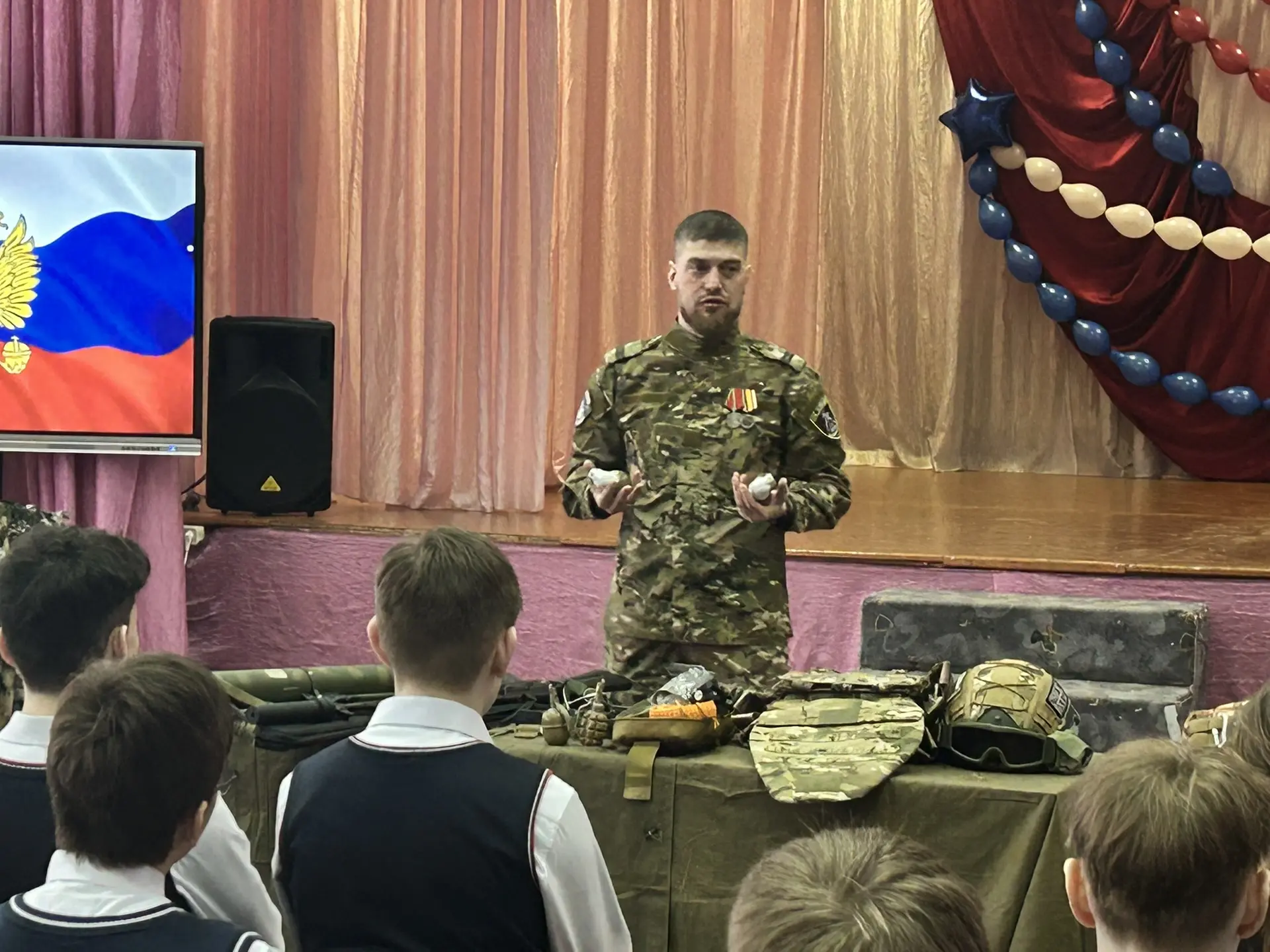 💥💥💥Живая история: участник СВО провел Урок мужества для восьмиклассников . 🇷🇺В преддверии Дня защитн